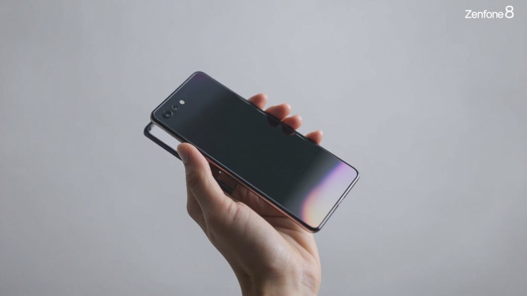 asus zenfone 8 : le compact haut de gamme qui tient la route